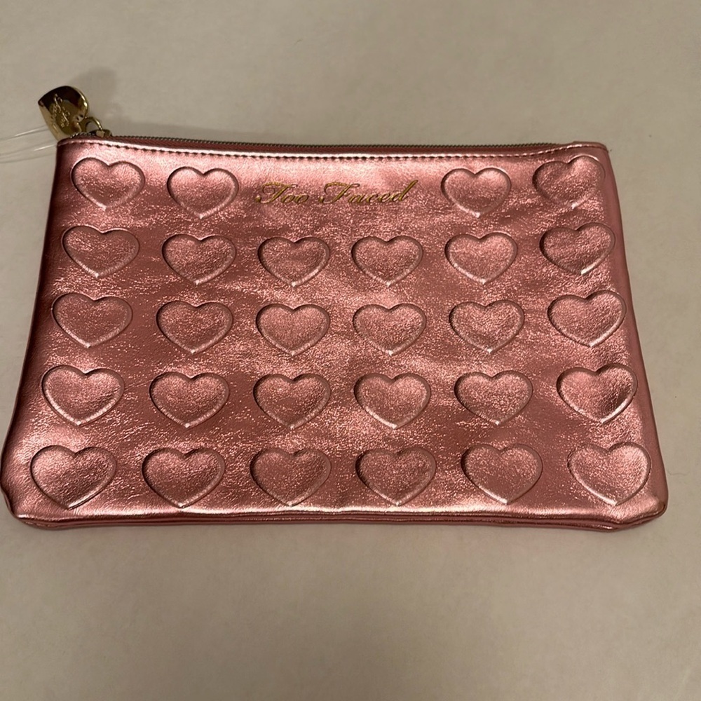TWO FACED COSMETIC BAG PINK METALLIC HEARTS GOLD ZIPPER
EXCELLENT CONDITION NWOT